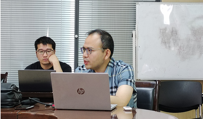 王俊杰教授为2022级新生进行科研“引路”指导