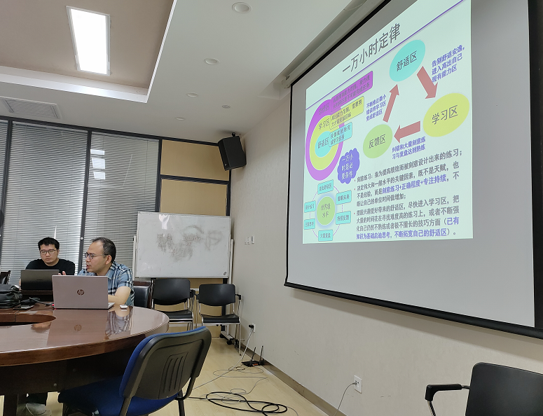 王俊杰教授为2022级新生进行科研“引路”指导